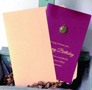 봉투와 손으로 쓴 백지가 포함된 생일 초대 카드