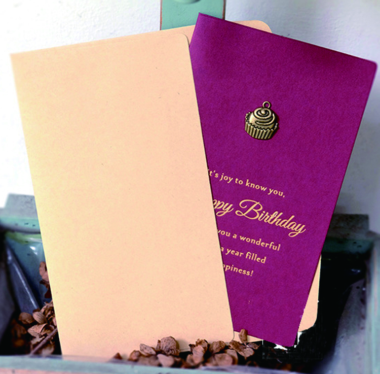 लिफाफा और हाथ से लिखे खाली कागज के साथ जन्मदिन निमंत्रण कार्ड