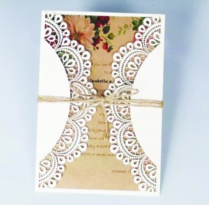 Lasergeschnittene Hochzeitskarte mit Schnur und leerem Kraftpapier für die Handschrift
