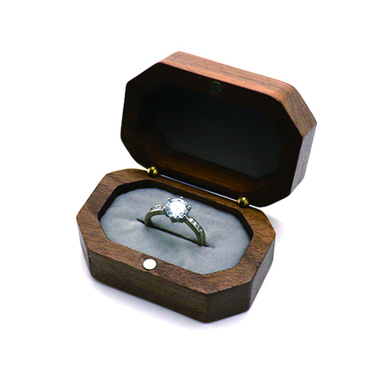 Drewniane pudełko na biżuterię z czarnego orzecha. Spersonalizuj wygrawerowane logo