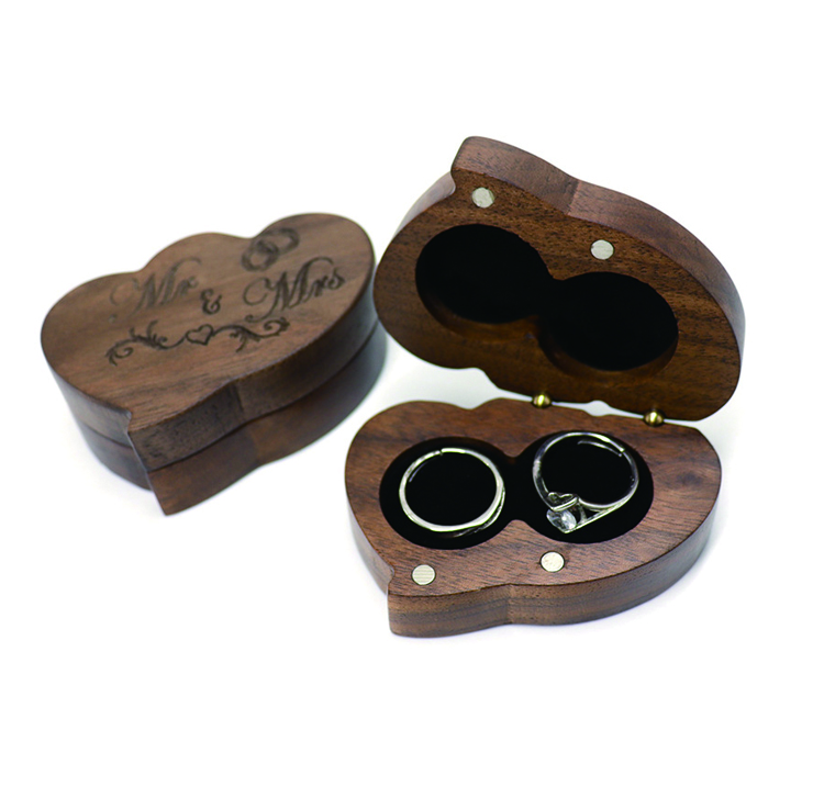 Krabičky na prsteny s vyrytým logem z černého ořechu