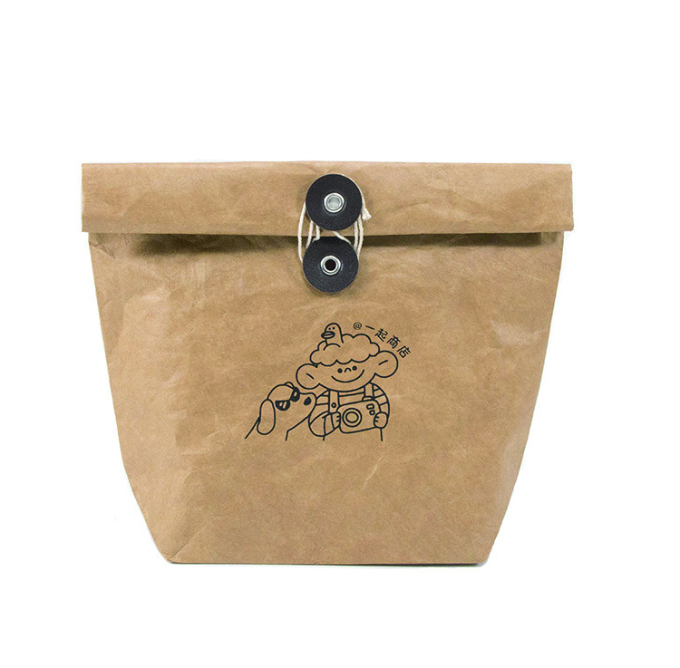 Vaskbar brun papirpose med knap og streng med brugerdefineret logotryk