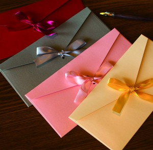 Papieren envelopambacht met strik Huwelijkscadeau-envelop